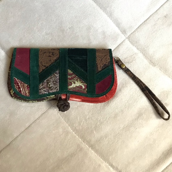 RARE LUCKY BRAND CLUTCH✨ - Picture 2 of 8